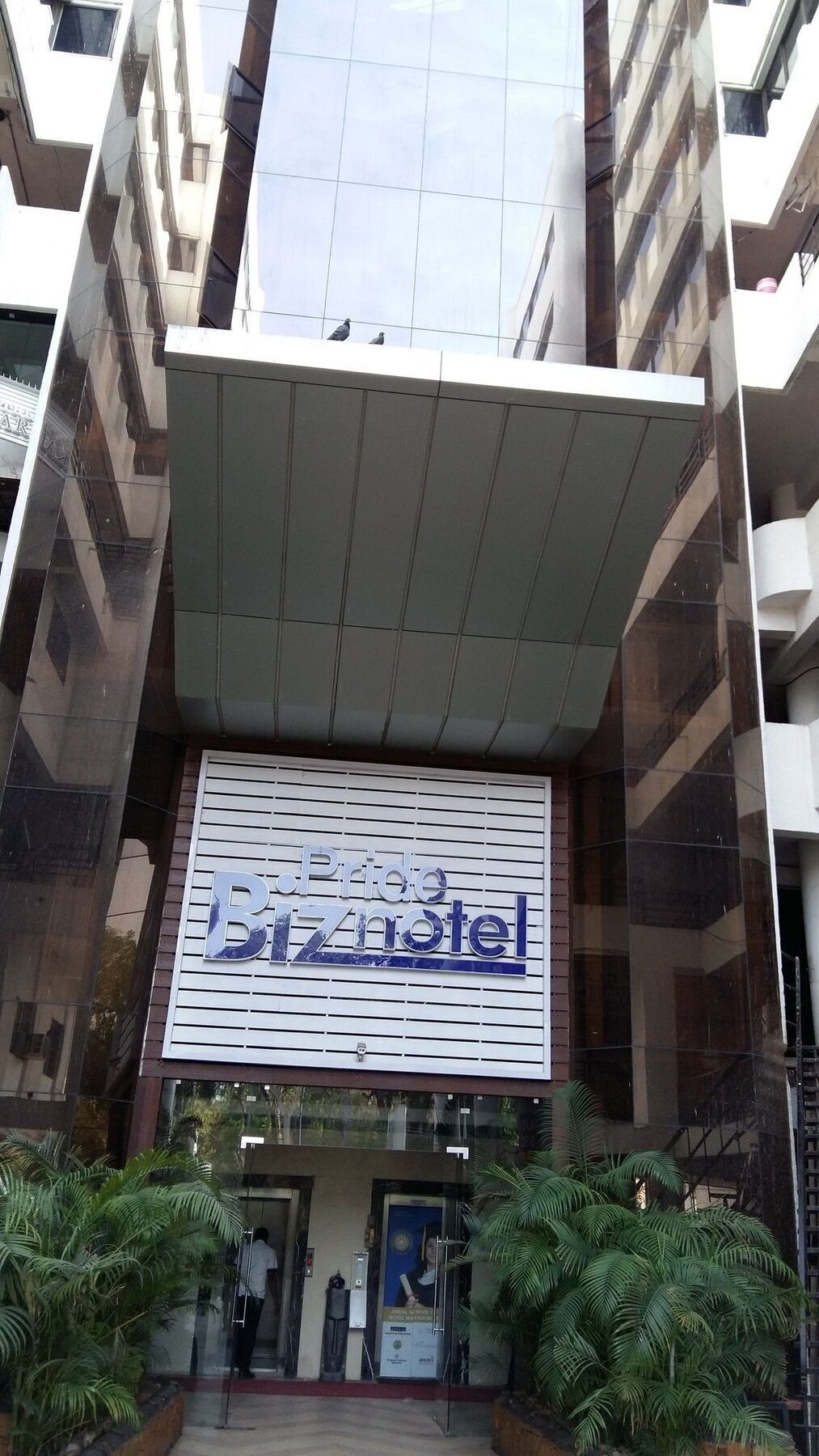 Pride Biznotel Vadodara Exteriör bild